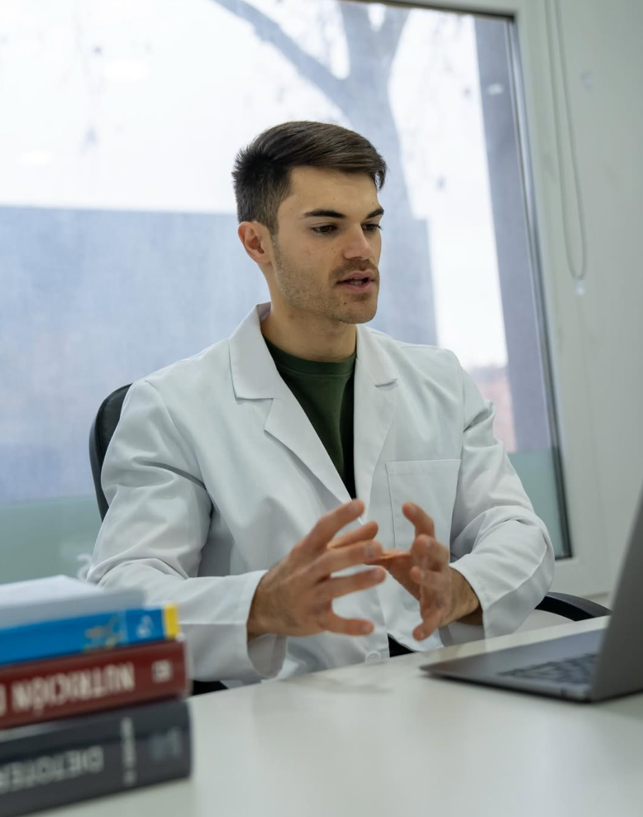 Gorka explicando un plan nutricional en consulta